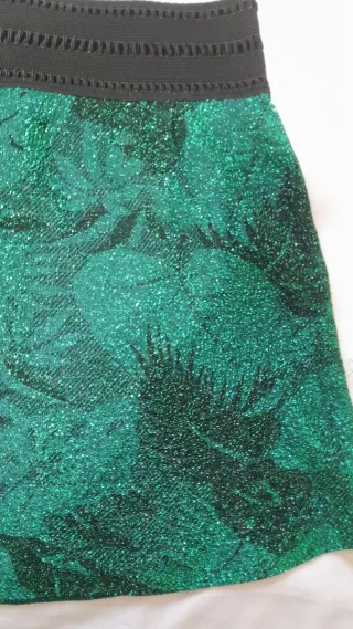 Falda verde brillante con estampado