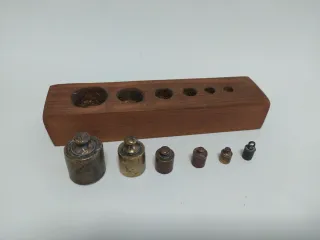 Tabla de pesas de bronce