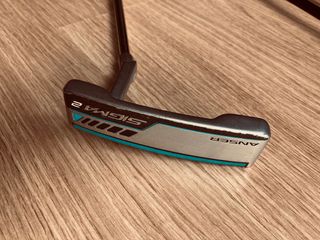 Lote de palos de golf de hombre y alfombrilla.