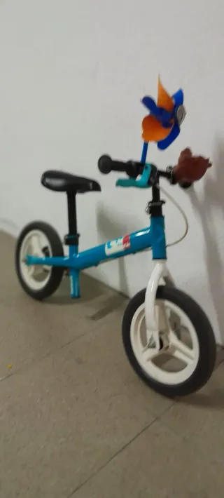 Bicicleta de equilibrio infantil azul