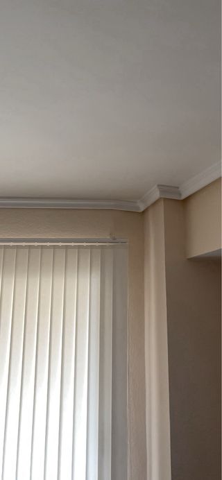 Cortinas verticales comedor beige y blanco