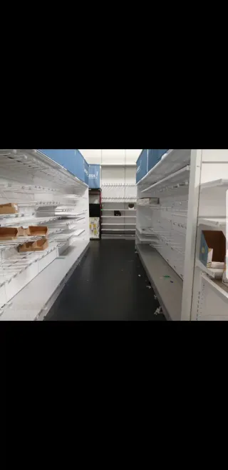 Estantería metálica y plástica