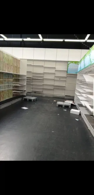 Estantería metálica y plástica