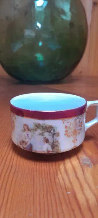 Vecchie tazze di porcellana decorate