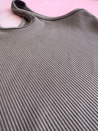 Top asimétrico marrón canalé