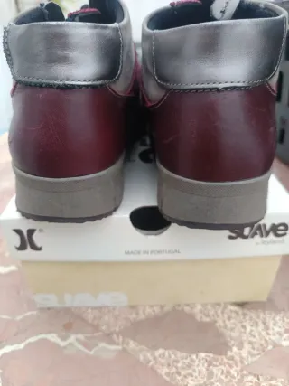 Botines de piel grises y rojos muy cómodo