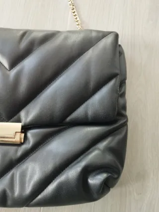 Bolso Zara negro acolchado