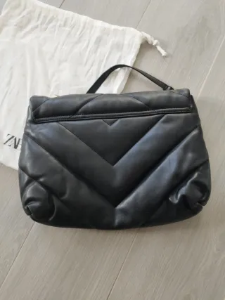 Bolso Zara negro acolchado