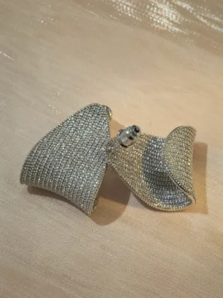 Orecchini a ventaglio texture metallica brillante