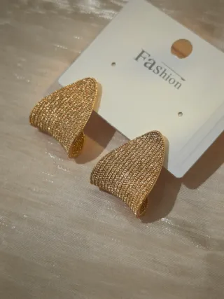 Orecchini a ventaglio texture metallica brillante