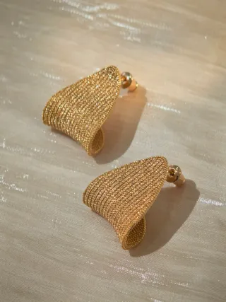 Orecchini a ventaglio texture metallica brillante