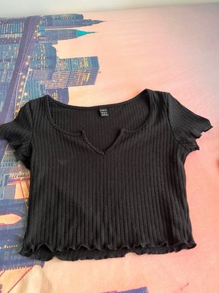 Top negro escote pico SHEIN
