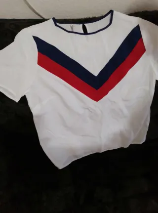 Blusa blanca con detalles azul y rojo