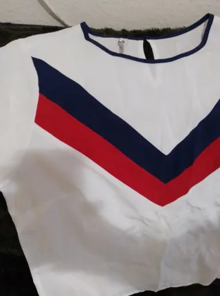 Blusa blanca con detalles azul y rojo