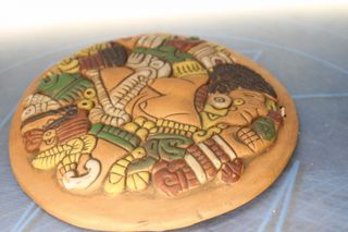 Reproducción en terracota de Coyolxauhqui diosa azteca.