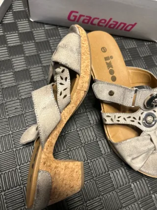 Sandalias ixoo Beige y Plateadas