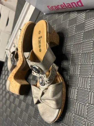 Sandalias ixoo Beige y Plateadas