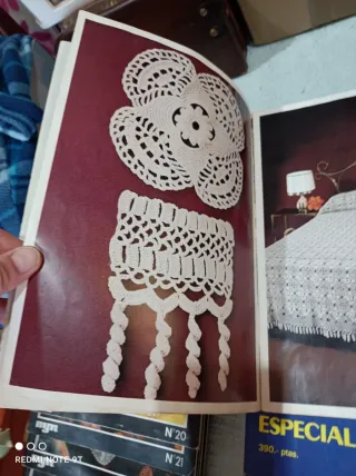 Lote de revistas de ganchillo y muestras