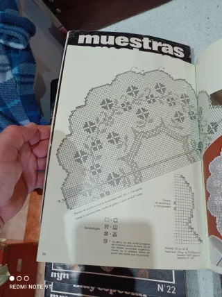 Lote de revistas de ganchillo y muestras