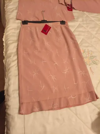 Traje rosa con estampado