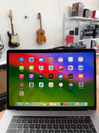 MacBook Pro 15” 2019 i7 16GB RAM 256GB SSD