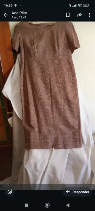 Vestido marrón con zapatos y bolso a juego.