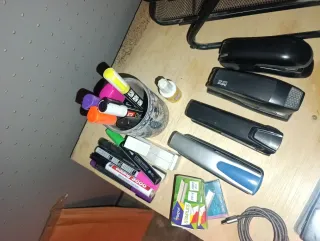 Material de oficina: grapadoras, calculadora...