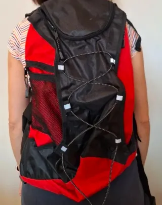 Mochilas de trekking y bolsa de viaje roja