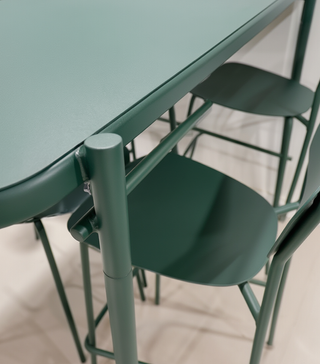 Mesa alta y 4 taburetes verde