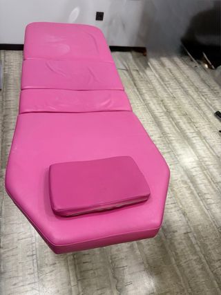 Camilla rosa  para tratamientos  de estética