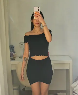 Falda negra ajustada