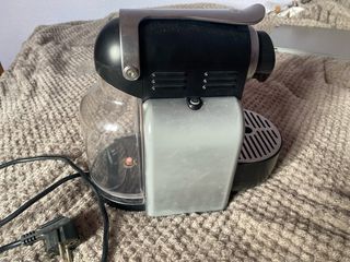 Cafetera Nespresso Negra y Plateada