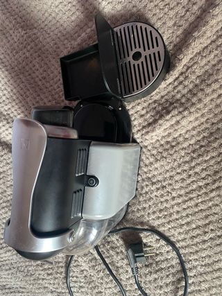 Cafetera Nespresso Negra y Plateada