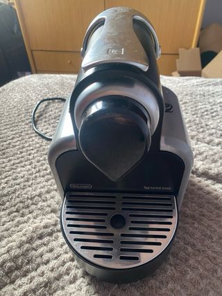 Cafetera Nespresso Negra y Plateada