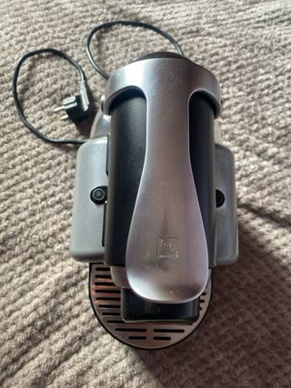 Cafetera Nespresso Negra y Plateada