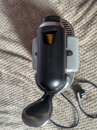 Cafetera Nespresso Negra y Plateada