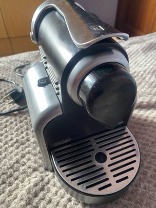Cafetera Nespresso Negra y Plateada