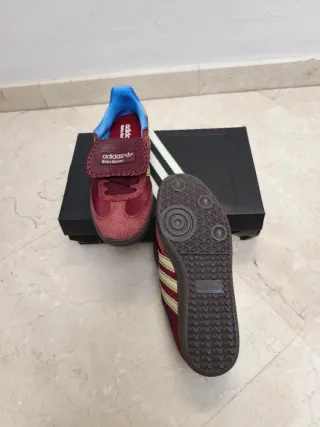 Adidas Samba con lengüeta burdeos y dorado