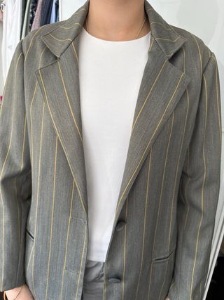 Americana gris a rayas amarillas