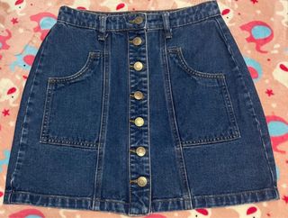 Falda vaquera Stradivarius T.36 puesta dos veces.