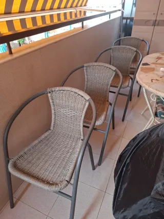 Set di 4 sedie per terrazzo in vimini e metallo