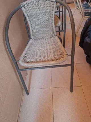 Set di 4 sedie per terrazzo in vimini e metallo