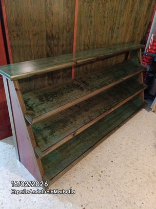 Mueble de madera con baldas verde