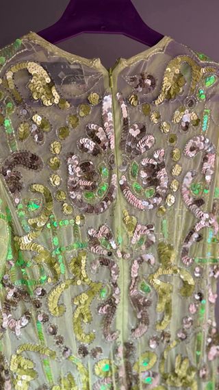 Vestido fiesta lentejuelas y plumas corto