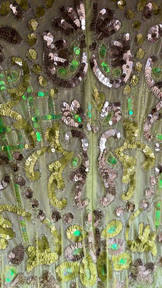 Vestido fiesta lentejuelas y plumas corto