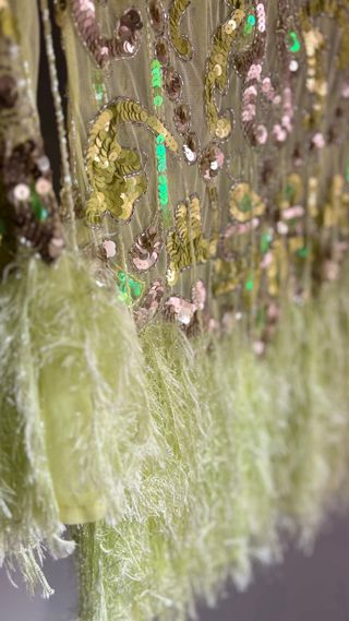 Vestido fiesta lentejuelas y plumas corto