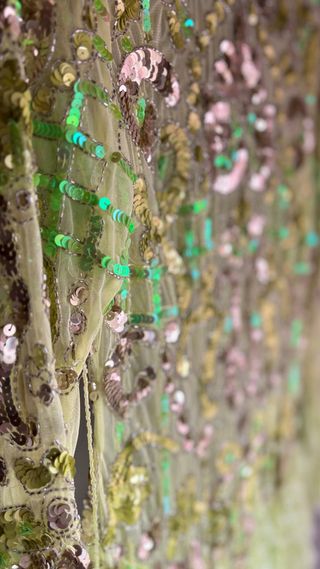 Vestido fiesta lentejuelas y plumas corto