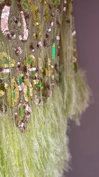 Vestido fiesta lentejuelas y plumas corto