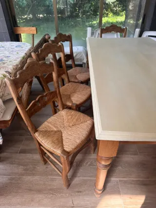 Mesa de comedor con 6 sillas de madera