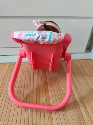 Muñeca con maxicosi